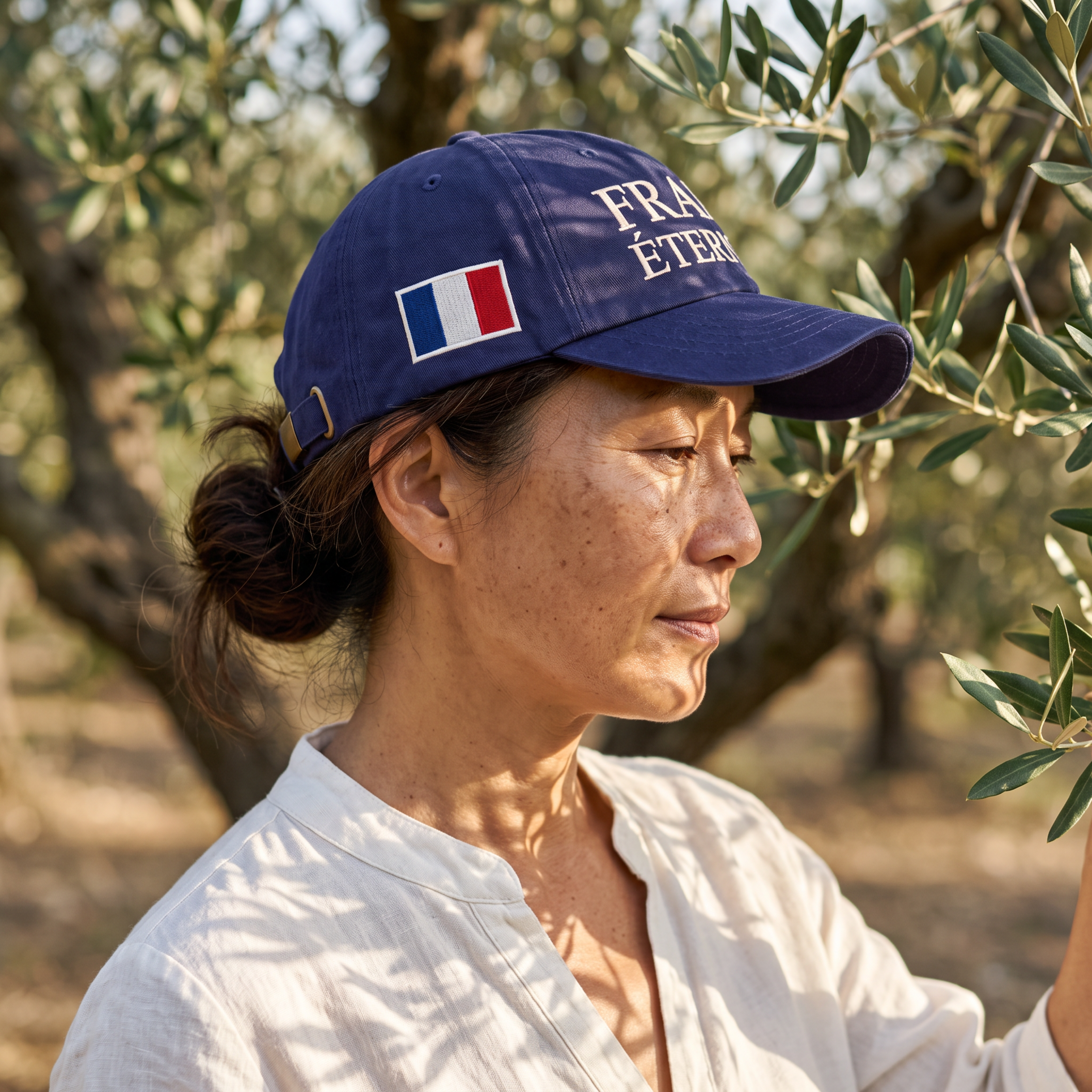 Casquette France Éternelle portée en extérieur — tenue olive
